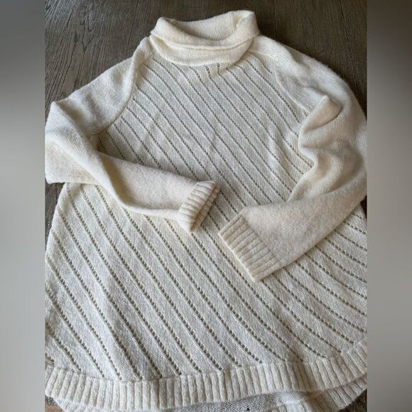 White/ ivory almost off white sweater - Picture 1 of 6